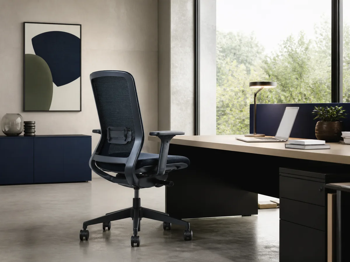 Silla ergonómica en oficina moderna